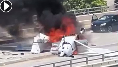 فيديو صادم: طائرة تسقط فوق جسر وتصطدم بسيارة بداخلها امرأة وطفلان!