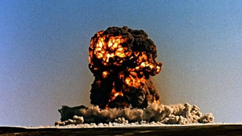 وسط ذهول أميركي سوفييتي.. فجرت الصين أولى قنابلها النووية
