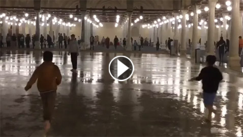 فيديو: أمطار تفاجئ مصلين بأقدم جامع في مصر وإفريقيا