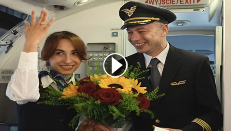 حب بين الغيوم: طيار يتقدم للزواج من مضيفة طيران أمام الركاب (فيديو وصور)