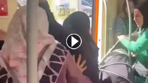 فيديو لنساء تركيات يطردن امرأة سورية رفقة أطفالها من المترو