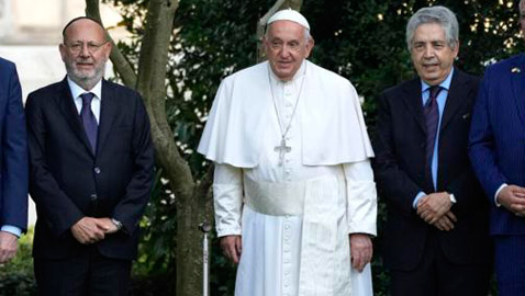 البابا فرانسيس يجمع سفيري إسرائيل وفلسطين في حدائق الفاتيكان للصلاة للسلام